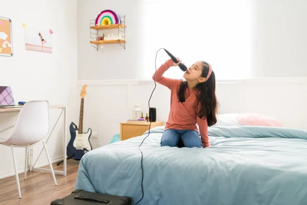 Jovem Apaixonada Cantando Uma Bela Música Com Microfone Enquanto Sozinha — Fotografia de Stock