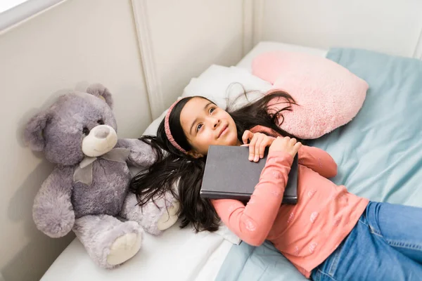 Menina Adorável Relaxante Ler Livro Cama Pensar Sobre Conto Fadas — Fotografia de Stock