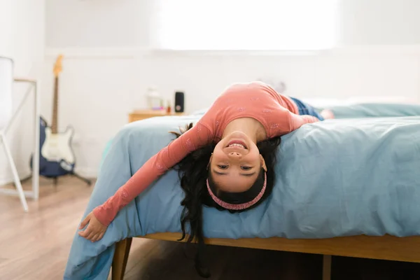 Chica Hispana Alegre Sonriendo Mientras Juega Divierte Niña Relajándose Dormitorio —  Fotos de Stock