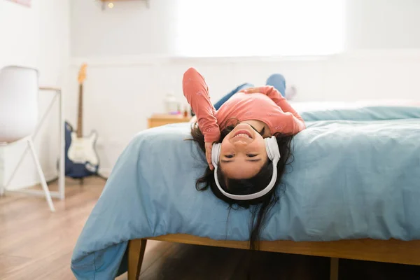 Adoro Esta Canção Jovem Feliz Sorrindo Deitada Cabeça Para Baixo — Fotografia de Stock