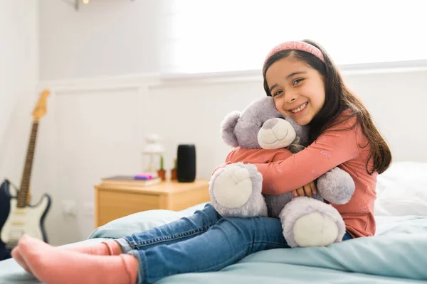 Adorabile Ragazza Che Abbraccia Orsacchiotto Mentre Gioca Nella Sua Camera — Foto Stock