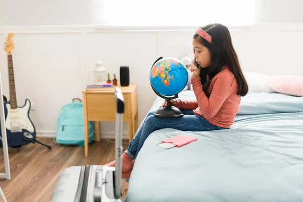 Perfil Una Niña Inteligente Que Aprende Sobre Países Dormitorio Mientras — Foto de Stock