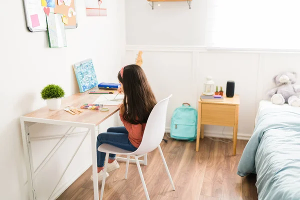 Vista Trasera Una Niña Haciendo Una Pintura Dormitorio Soñando Con —  Fotos de Stock