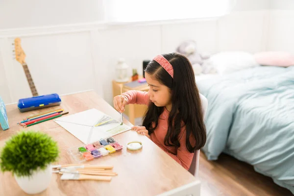 Criança Talentosa Praticando Suas Habilidades Artísticas Pintura Sua Mesa Menina — Fotografia de Stock