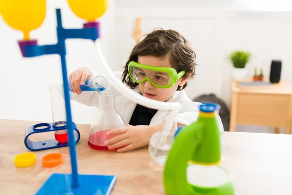 Mooi Kind Draagt Een Labjas Veiligheidsbril Leren Chemie Tijdens Het — Stockfoto