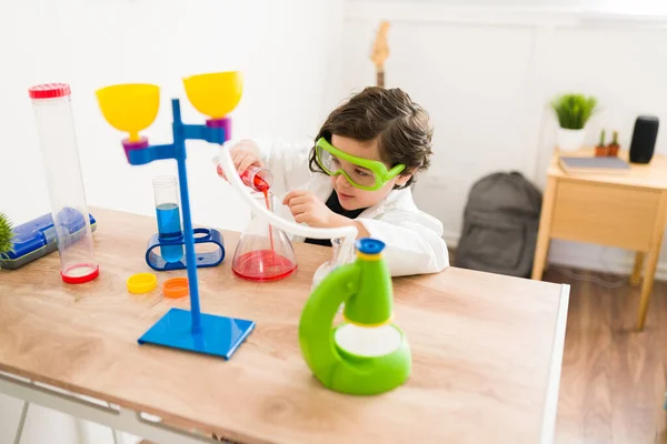 Schattige Kleine Wetenschapper Slimme Jonge Jongen Met Veiligheidsbril Spelen Met — Stockfoto