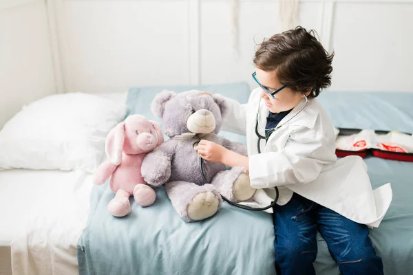 Älskade Ung Pojke Leker Att Vara Läkare Och Använder Ett — Stockfoto