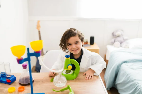 Jovem Alegre Olhando Para Câmera Sorrindo Enquanto Usa Brinquedo Microscópio — Fotografia de Stock