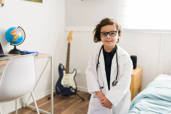 Soñando Con Una Carrera Medicina Retrato Niño Primaria Jugando Ser —  Fotos de Stock