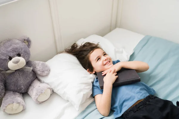 Adoro Fiabe Bambino Intelligente Sdraiato Letto Con Libro Dopo Aver — Foto Stock