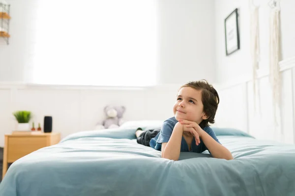 Nachdenkliches Kleines Kind Blickt Auf Während Über Seine Träume Und — Stockfoto