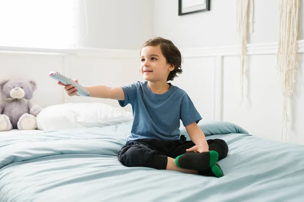 Felice Bambino Sorridente Durante Utilizzo Del Telecomando Letto Guardare Suo — Foto Stock