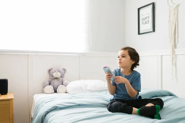 Niño Viendo Una Divertida Película Televisión Usando Control Remoto Dormitorio — Foto de Stock