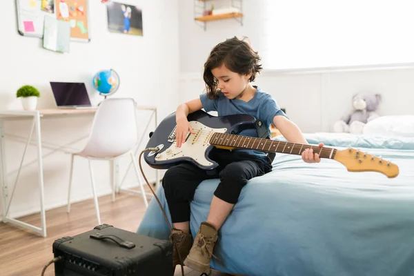 Petit Garçon Talentueux Jouant Une Chanson Guitare Électrique Avec Amplificateur — Photo