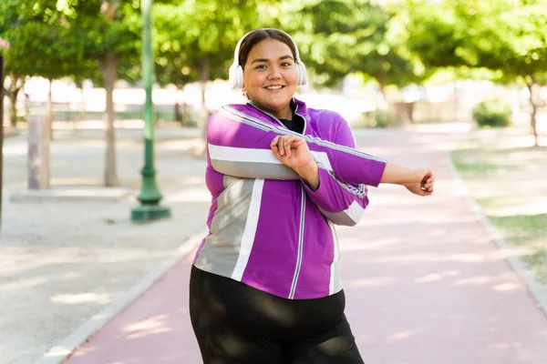 Enthousiaste Femme Obèse Étirant Les Bras Souriant Avant Courir Sur — Photo