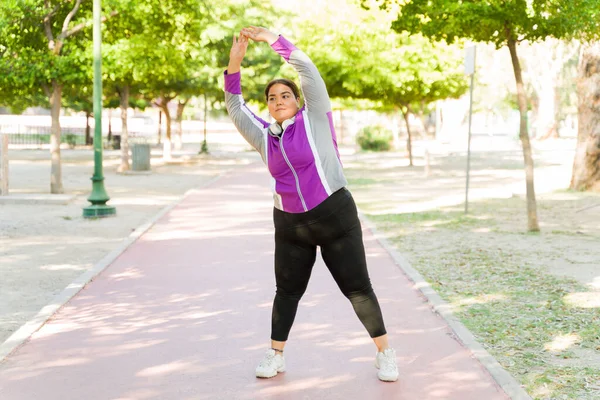 Esercizi Stretching Ispanico Grasso Donna Riscaldamento Fino Prima Andare Run — Foto Stock