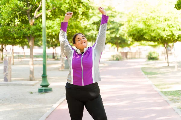 Puedo Hacer Que Sea Emocionada Mujer Con Curvas Levantando Los — Foto de Stock