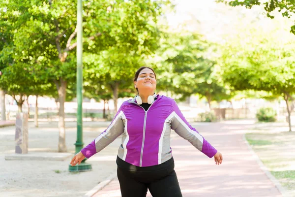 Mulher Relaxada Satisfeita Sentindo Feliz Depois Terminar Treino Cardio Livre — Fotografia de Stock