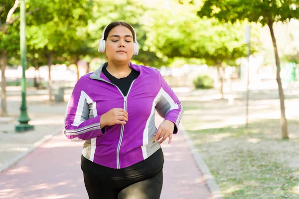 Mujer Joven Con Sobrepeso Disfrutando Una Carrera Parque Mujer Hispana —  Fotos de Stock