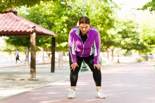 Duro Allenamento Cardio Donna Obesa Stanca Respirare Riprendere Fiato Mentre — Foto Stock