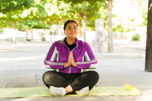 Meditação Melhor Mulher Feliz Bonita Uma Posição Oração Praticando Treino — Fotografia de Stock