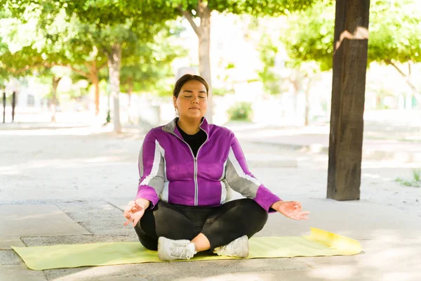 Rilassato Bella Donna Meditando Durante Yoga All Aperto Size Donna — Foto Stock