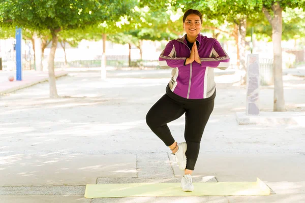 Körperliche Aktivität Glücklich Übergewichtige Frau Aktivkleidung Lächelt Und Macht Yoga — Stockfoto