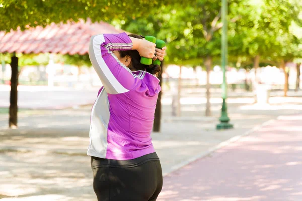 Rückansicht Einer Übergewichtigen Frau Die Mit Hantelgewichten Trainiert Entschlossene Frau — Stockfoto