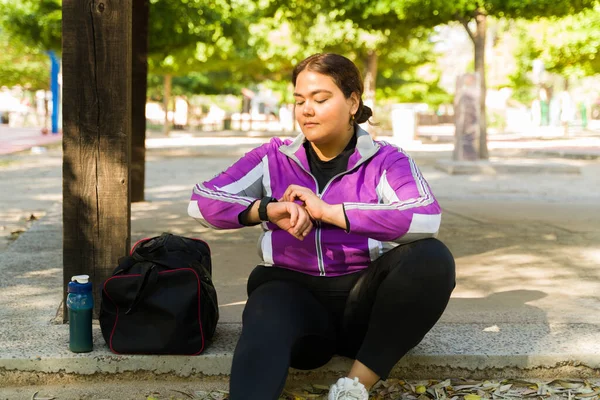 Mujer Joven Con Sobrepeso Usando Una Aplicación Contador Calorías Smartwatch —  Fotos de Stock