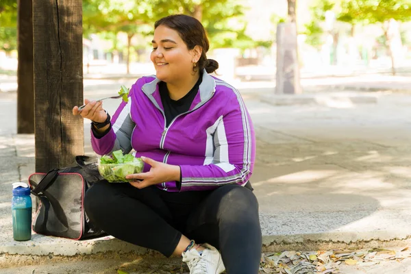 Felice Donna Sovrappeso Sorridente Mentre Mangia Una Sana Insalata Verde — Foto Stock