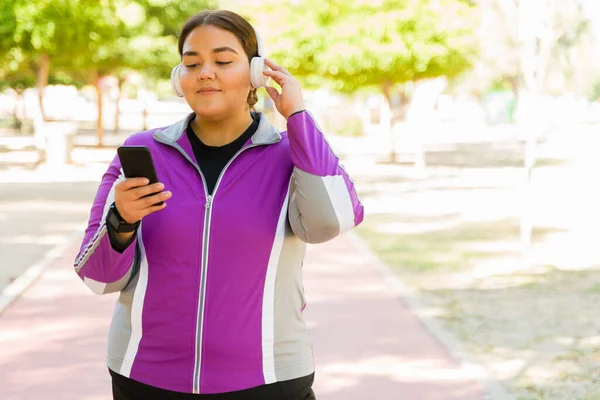 Piace Ascoltare Musica Mentre Alleno Felice Donna Obesa Utilizzando Cuffie — Foto Stock