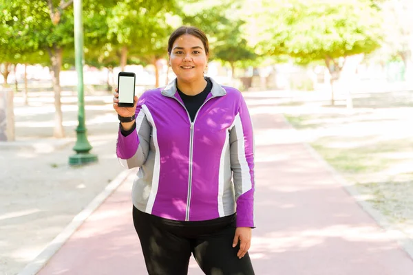 Hermosa Mujer Gorda Feliz Mostrando Pantalla Teléfono Inteligente Mujer Tamaño —  Fotos de Stock