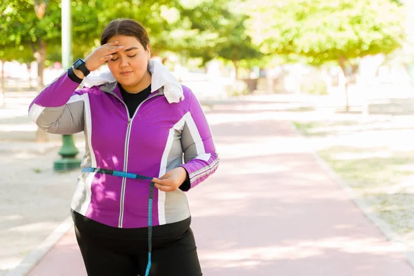 Perdere Peso Così Difficile Triste Size Donna Sente Giù Mentre — Foto Stock