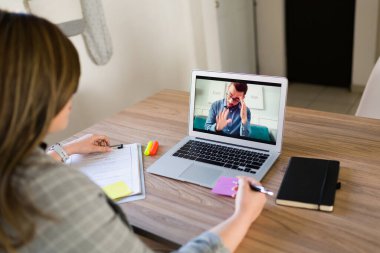 Sanal terapist. Depresyondaki ruh sağlığı sorunları olan bir adam çevrimiçi video görüşmesi sırasında psikoloğuyla konuşuyor. 