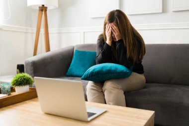 Depresyondaki genç bir kadın sanal terapi seansında sorunlarından bahsederken ağlıyor. 