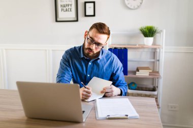 Ofisindeki profesyonel erkek terapist internetteki bir video görüşmesi sırasında depresyondaki bir hastaya sorular soruyor. 