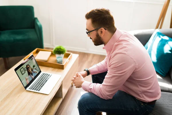 Een Zieke Blanke Man Thuis Die Een Videogesprek Heeft Met — Stockfoto