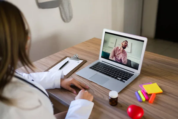 Doctora Que Trata Paciente Virtual Habla Sobre Tratamiento Para Gripe — Foto de Stock