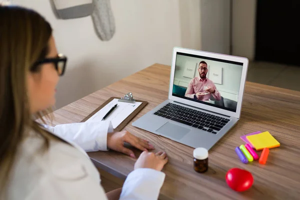 Joven Enfermo Una Videollamada Hablando Con Doctor Doctora Que Trata — Foto de Stock