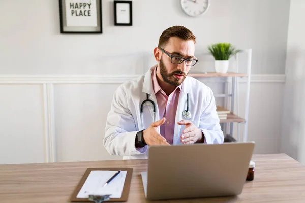 Médico Atraente Seu Escritório Tratando Paciente Virtual Durante Uma Videochamada — Fotografia de Stock