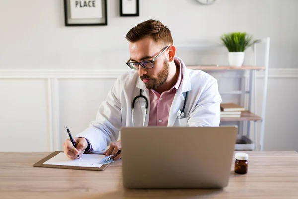 Médico Profissional Que Escreve Uma Receita Médica Para Paciente Virtual — Fotografia de Stock