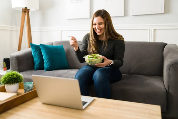 快乐的年轻女性吃着绿色沙拉 并对与虚拟的网上营养师一起开始新的健康饮食感到兴奋 — 图库照片