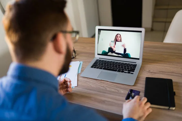 Achteraanzicht Van Een Accountant Die Met Een Jonge Vrouw Spreekt — Stockfoto