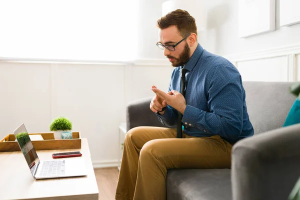 Attraktiver Kandidat Spricht Während Eines Virtuellen Vorstellungsgesprächs Einem Videotelefonat Mit — Stockfoto