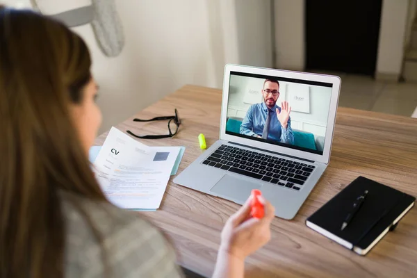 Virtuális Toborzó Interjúvolja Meg Jelöltet Egy Állásajánlatra Online Videohíváson Keresztül — Stock Fotó