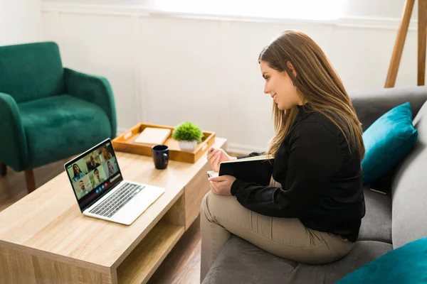 自宅でリモートで働く豪華なプロの女性 オンライン会議を持つ幸せな仮想アシスタント — ストック写真