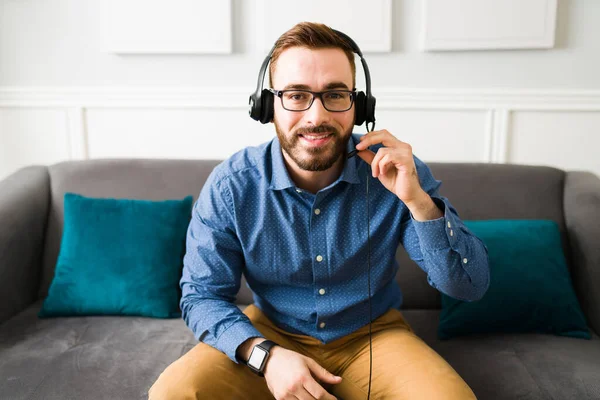 Attraktiver Professioneller Mann Der Ein Headset Trägt Während Hause Ferngesteuert — Stockfoto