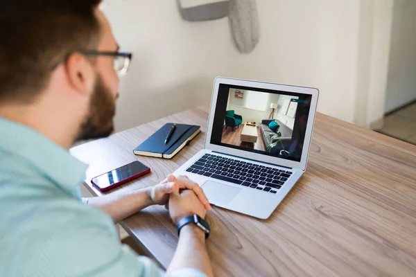 Joven Visto Desde Atrás Viendo Video Una Gira Virtual Portátil —  Fotos de Stock