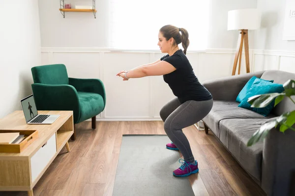 Perder Peso Mujer Activa Con Curvas Haciendo Ejercicio Casa Con — Foto de Stock