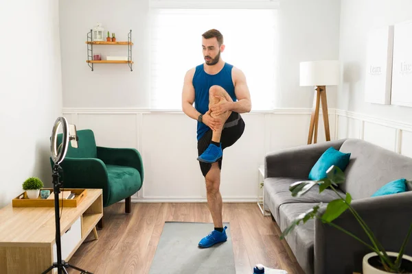 Treinador Virtual Treinador Fitness Fazendo Exercícios Alongamento Antes Treino Enquanto — Fotografia de Stock